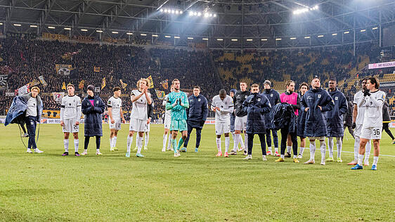 Enttäuschte Gesichter nach dem Dresden-Debakel: Die Spieler des TSV 1860.