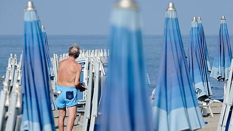 Nach fast einem halben Jahrhundert musste ein italienisches Rentnerpaar seinen Stammplatz am Meer r&auml;umen. (Illustration)