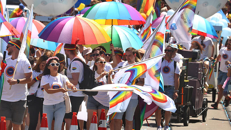 Gut beschirmt durch die CSD-Tage: Angesichts der hochsommerlichen Temperaturen ist ausreichend Sonnenschutz und viel Trinken angesagt.