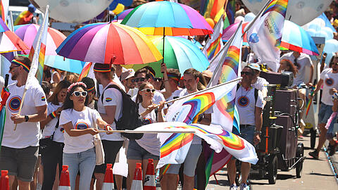 Gut beschirmt durch die CSD-Tage: Angesichts der hochsommerlichen Temperaturen ist ausreichend Sonnenschutz und viel Trinken angesagt.