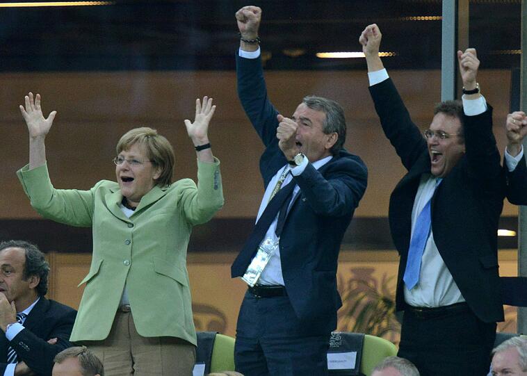 Die Hände zum Himmel: Kanzlerin Angela Merkel mit DFB-Boss Wolfgang Niersbach.
