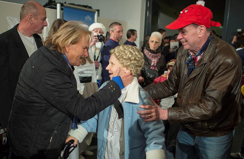 Der Musiker Frank Zander begrüsst einen Gast der von ihm zum 18. Mal organisierten Weihnachtsfeier für Obdachlose.
