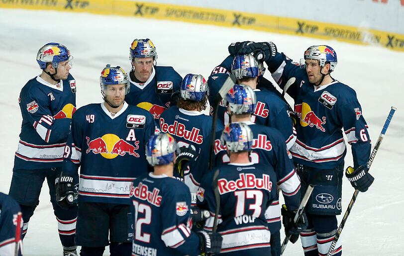 Der EHC München feiert den 5:2-Sieg über Mannheim.