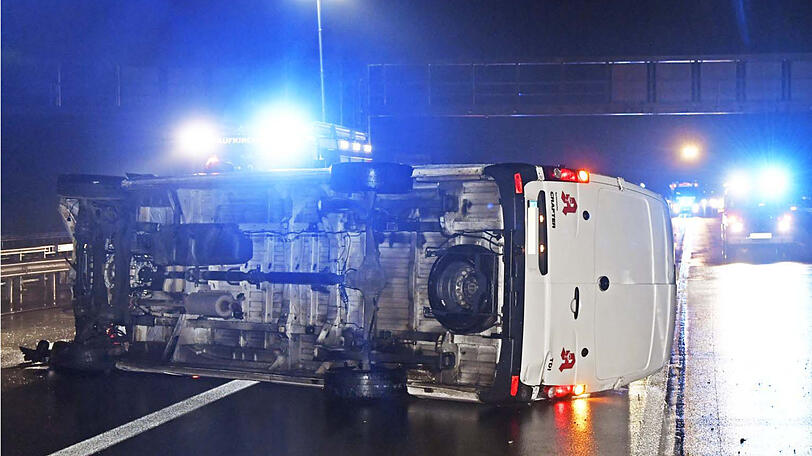Der Kleinstransporter kam bei Regen ins Schleudern und kippte um. Die Insassen wurden leicht verletzt.