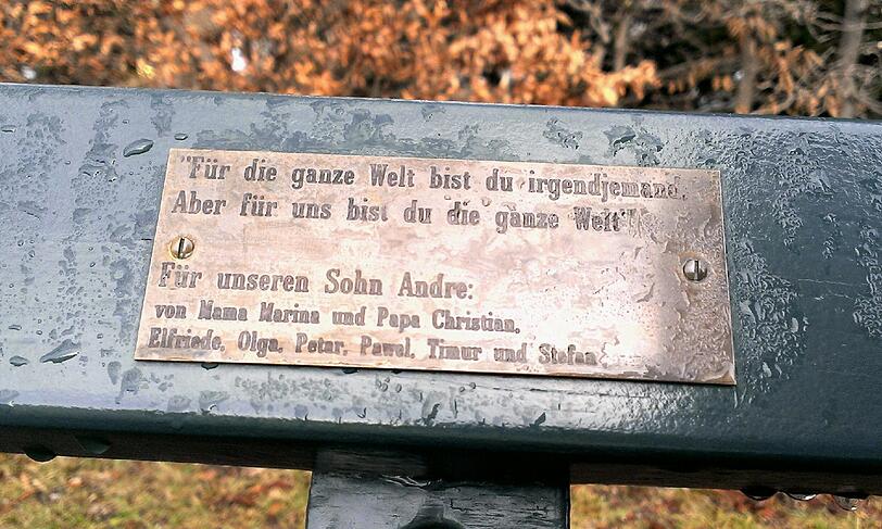 Im Englischen Garten und Nymphenburger Schlosspark haben Münchner tausende Plaketten mit Widmungen auf Parkbänken angebracht.