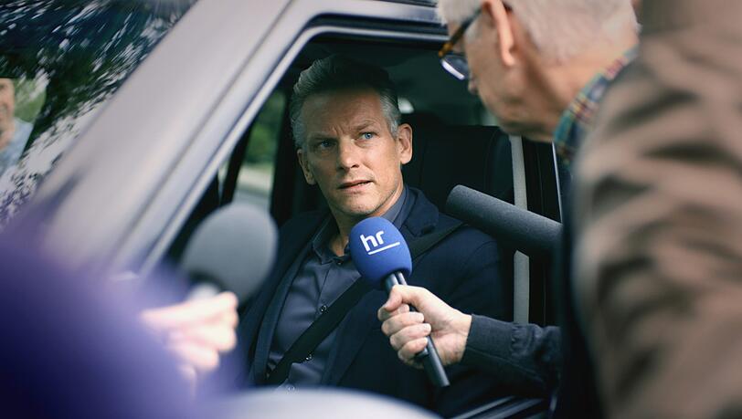 Maarten Jansen (Barry Atsma) und Reporter (Helmut Reitze). Maarten Jansen (Barry Atsma) und Reporter (Helmut Reitze).