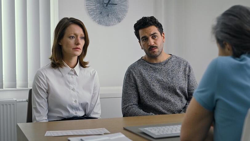 Ungeschminkter Wahrheitsschock von der Gynäkologin: Lavinia Wilson und Elyas M'Barek als Paar mit Kinderwunsch.