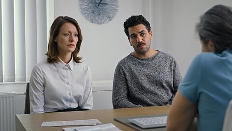Ungeschminkter Wahrheitsschock von der Gynäkologin: Lavinia Wilson und Elyas M'Barek als Paar mit Kinderwunsch.