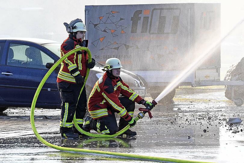 Die Feuerwehr konnte ein Abbrennen des Supermarktes nicht verhindern. Die Bilder vom Einsatzort.