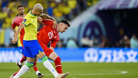 Brasiliens Stürmer Richarlison (l) kämpft mit dem Schweizer Fabian Rieder um den Ball.