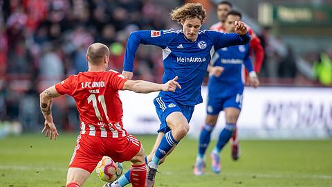 Schalkes Alex Kral (r) im Zweikampf mit dem Unioner Sven Michel.