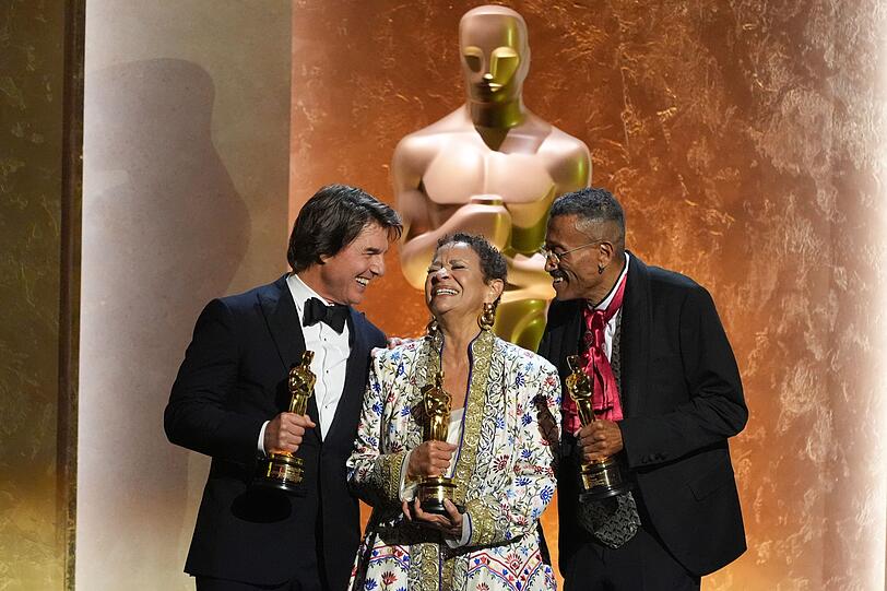 Tom Cruise (links), Debbie Allen und Wynn Thomas (rechts), Gewinner von Ehrenpreisen der Academy. Drei Ehren-Oscars und ein weiterer Sonderpreis wurden bei den 16. Governors Awards verliehen. Tom Cruise (links), Debbie Allen und Wynn Thomas (rechts), Gewinner von Ehrenpreisen der Academy. Drei Ehren-Oscars und ein weiterer Sonderpreis wurden bei den 16. Governors Awards verliehen.