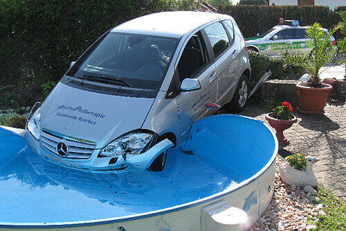 Über eine Mauer, durch eine Hecke und schließlich in den Swimmingpool schoss der Fahrer mit diesem Mercedes in Neustadt.