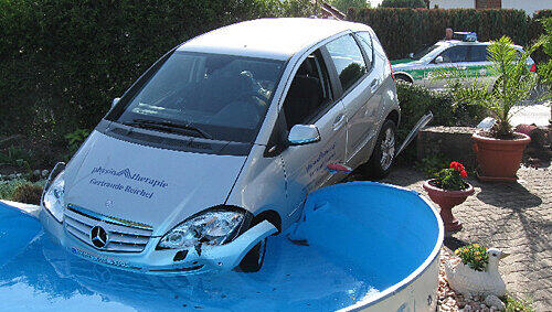 Über eine Mauer, durch eine Hecke und schließlich in den Swimmingpool schoss der Fahrer mit diesem Mercedes in Neustadt. Über eine Mauer, durch eine Hecke und schließlich in den Swimmingpool schoss der Fahrer mit diesem Mercedes in Neustadt.