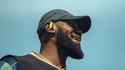 Auch LeBron James setzt bei sportlichen Aktivit&auml;ten auf die Powerbeats Pro 2 in der Nike-Edition.