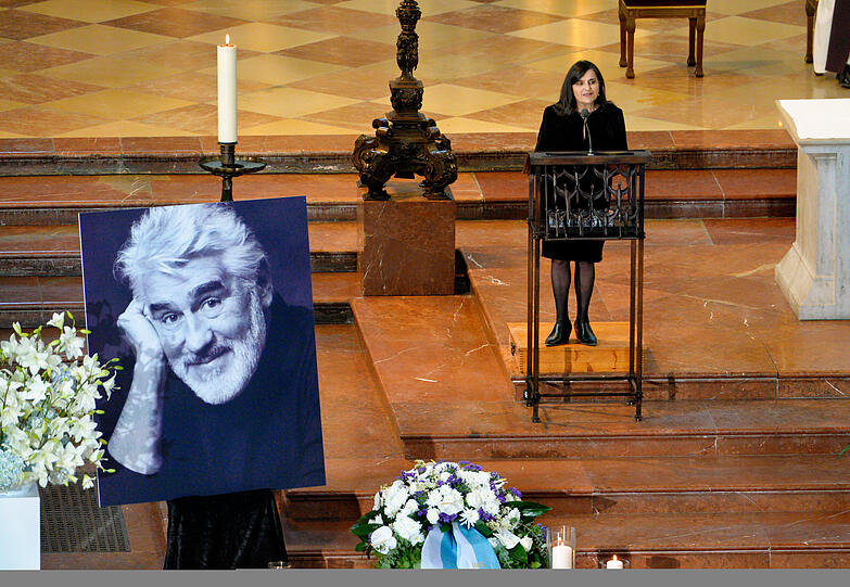 Stella Adorf, Tochter des verstorbenen Mario Adorf, spricht w&auml;hrend der Trauerfeier f&uuml;r geladene G&auml;ste in der Kirche St. Michael.