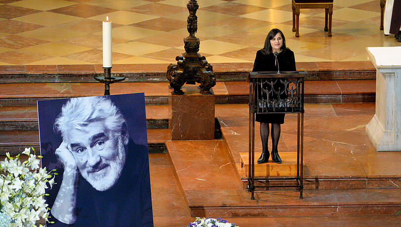 Stella Adorf, Tochter des verstorbenen Mario Adorf, spricht w&auml;hrend der Trauerfeier f&uuml;r geladene G&auml;ste in der Kirche St. Michael.