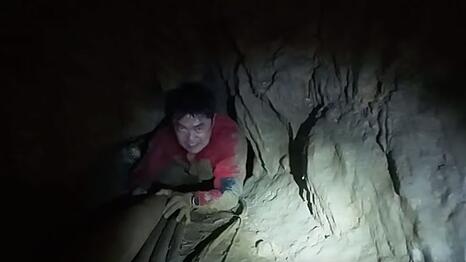 Die Retter mussten sich durch extrem enge Tunnel k&auml;mpfen.