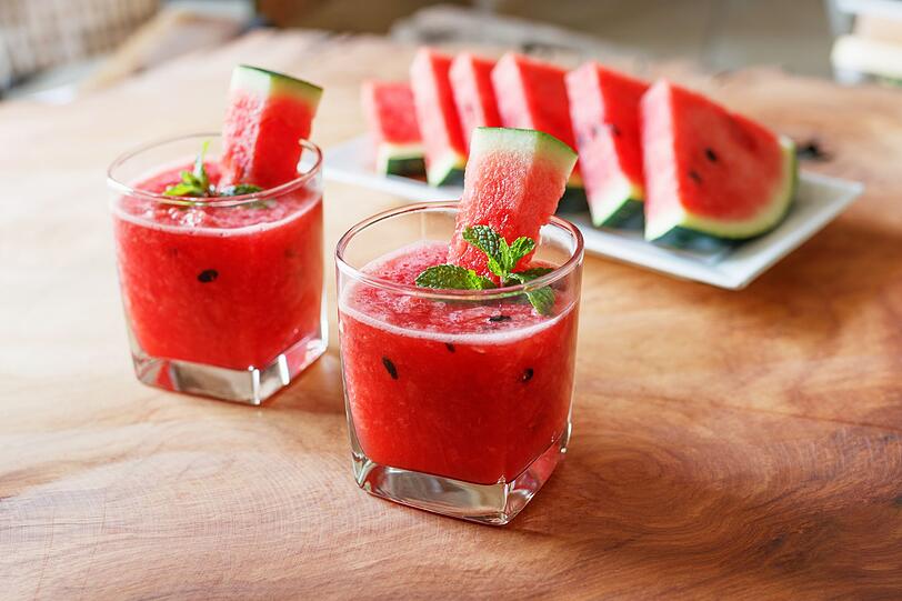 Spitzenreiter in Sachen Obst ist die Wassermelone: Wenn man bedenkt, dass die Frucht zu 96 Prozent aus Wasser besteht, ist es auch kein Wunder, dass sie nur 30 Kalorien pro 100 Gramm enthält. Rechnet man die enthaltenen Vitamine und Mineralien hinzu, dürfte die Wassermelone wohl als eines der gesündesten Lebensmittel gelten. Spitzenreiter in Sachen Obst ist die Wassermelone: Wenn man bedenkt, dass die Frucht zu 96 Prozent aus Wasser besteht, ist es auch kein Wunder, dass sie nur 30 Kalorien pro 100 Gramm enthält. Rechnet man die enthaltenen Vitamine und Mineralien hinzu, dürfte die Wassermelone wohl als eines der gesündesten Lebensmittel gelten.