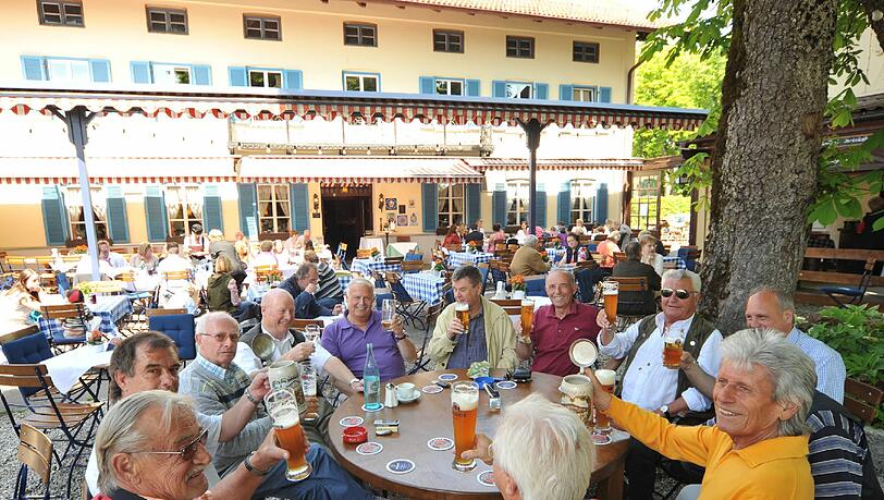 Hier kehrt man gern ein: Ein großer Tisch mit einer fröhlichen Runde – im Hintergrund das altehrwürdige Gasthaus. Hier kehrt man gern ein: Ein großer Tisch mit einer fröhlichen Runde – im Hintergrund das altehrwürdige Gasthaus.