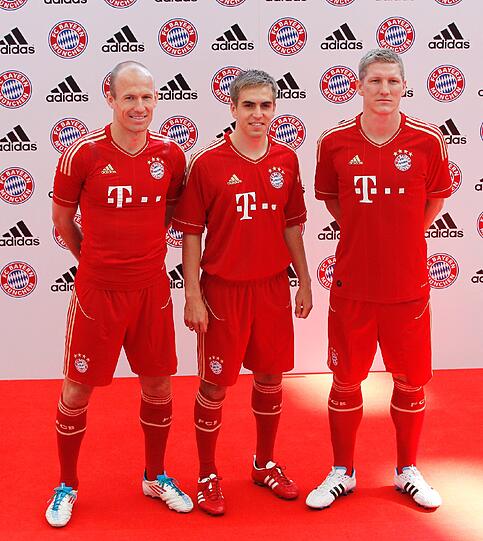 Das neue Heimtrikot für die kommende Spielzeit: In der Allianz Arena hat der FC Bayern die neuen Leiberl vorgestellt. Die Bilder