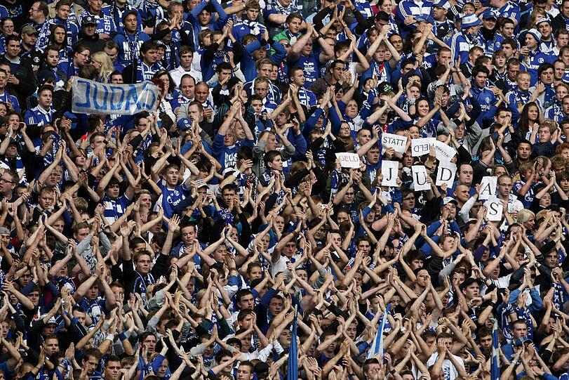 Anti-Neuer-Plakate und Schmährufe auf Schalke gegen Manuel Neuer.