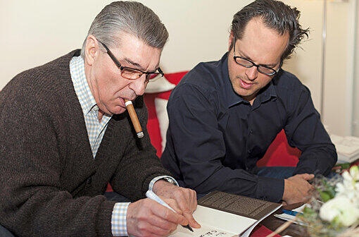 Rudi Assauer mit AZ-Autor Patrick Strasser (r.).