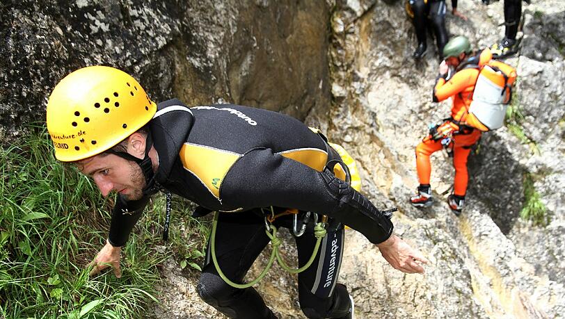 Die Löwen beim Team-Building: Beim Trainingslager in Bad Häring stand am Freitag Canyoning auf dem Programm. Die Bilder aus den Schluchten! Die Löwen beim Team-Building: Beim Trainingslager in Bad Häring stand am Freitag Canyoning auf dem Programm. Die Bilder aus den Schluchten!