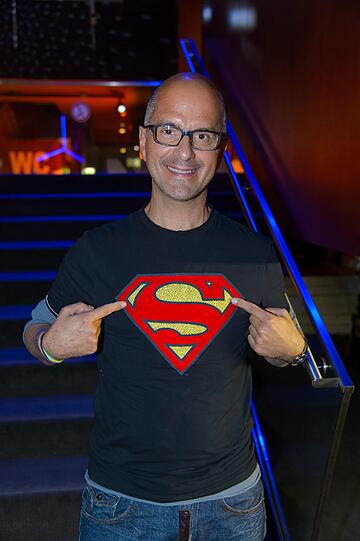 Christoph Maria Herbst strahlte in die Kameras, deren Aufmerksamkeit hauptsächlich auf sein Superman-T-Shirt gerichtet war.