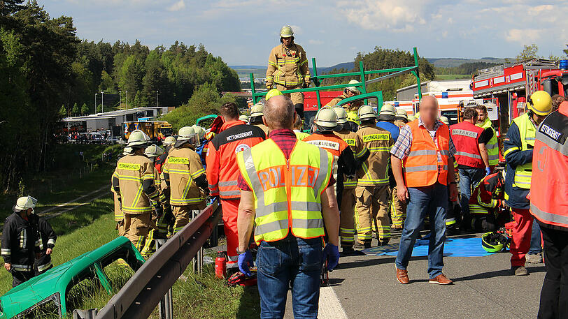 Nach einem Lkw-Unfall mit mehreren Schwerverletzten behinderten (mal wieder) dreiste Gaffer die Rettungsarbeiten.