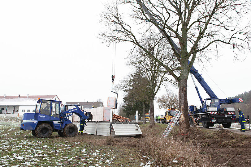 Der LKW war mit rund 22 Tonnen Ziegeln beladen. Einsatzkräfte des THW mussten diese abladen, bevor das Wrack geborgen werden konnte.
