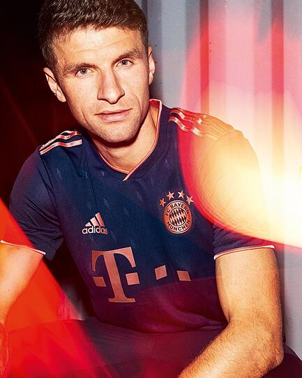 Dunkelblau und mit dezenten Rauten verziert - so sieht das Champions-League-Trikot des FC Bayern in der Saison 2019/20 aus.