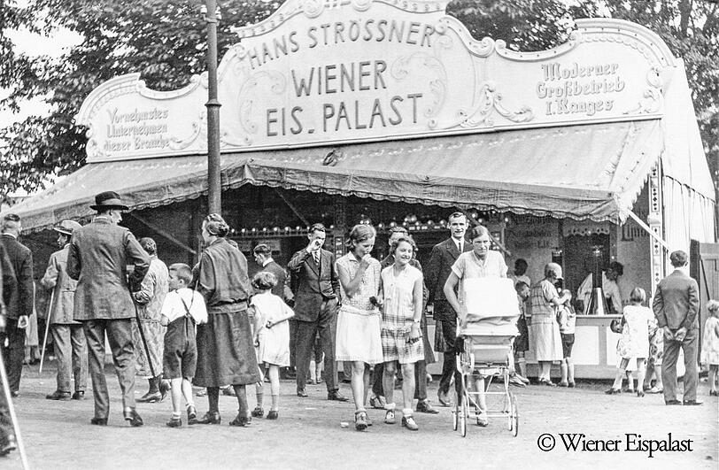 Noch nicht ganz so prunkvoll (und vor allem ohne Glühbirndl oben) präsentiert sich der Eispalast 1925.