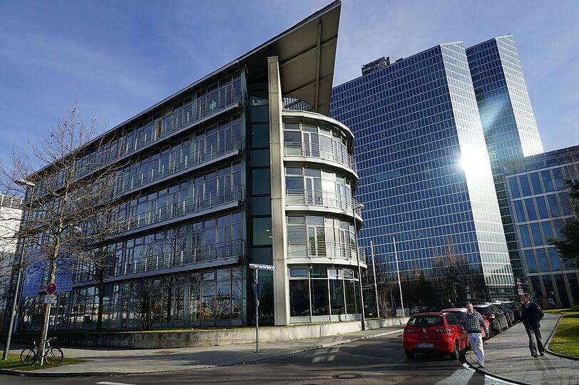 Im Vordergrund der Bau an der Mies-van-der-Rohe-Straße, in der bald die Parteizentrale ist. Dahinter: die Highlight Towers.