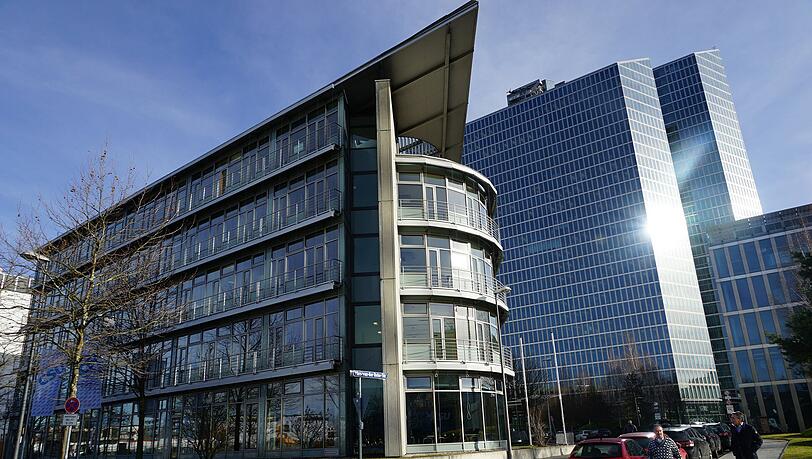 Im Vordergrund der Bau an der Mies-van-der-Rohe-Straße, in der bald die Parteizentrale ist. Dahinter: die Highlight Towers. Im Vordergrund der Bau an der Mies-van-der-Rohe-Straße, in der bald die Parteizentrale ist. Dahinter: die Highlight Towers.