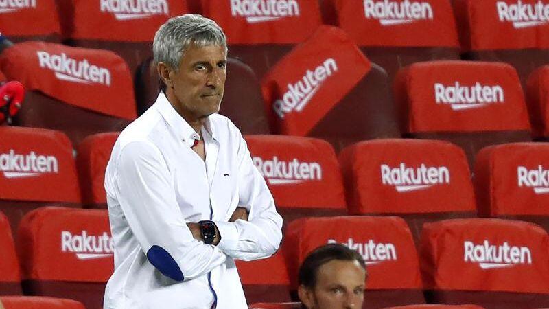 Barcelonas Trainer Quique Setién steht am Spielfeldrand. Foto: Joan Monfort/AP/dpa/Archivbild