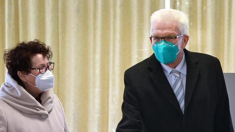 Baden-Württembergs Ministerpräsident Winfried Kretschmann und seine Frau Gerline bei der Stimmabgabe in Sigmaringen.
