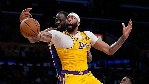 Los Angeles Lakers-Angreifer Anthony Davis (3) in Aktion gegen Golden State Warriors-Angreifer Draymond Green.