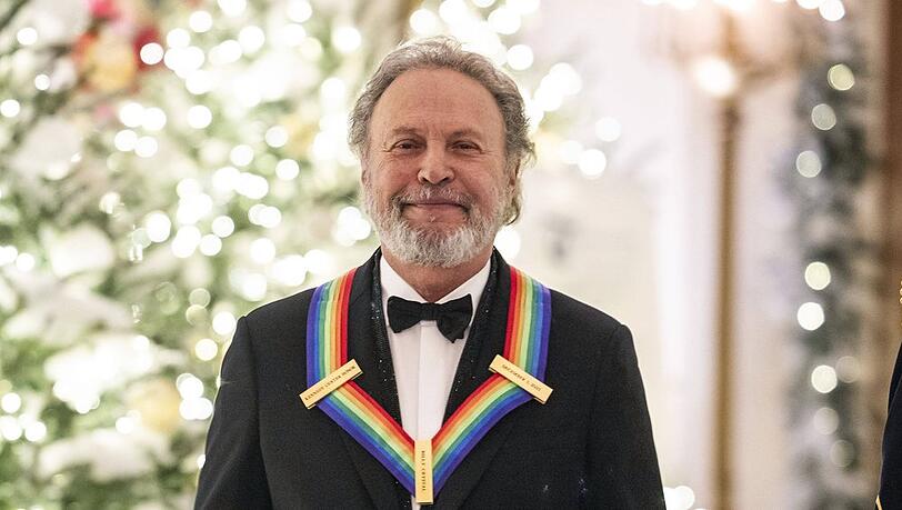 Billy Crystal freut sich über den Kennedy-Preis.