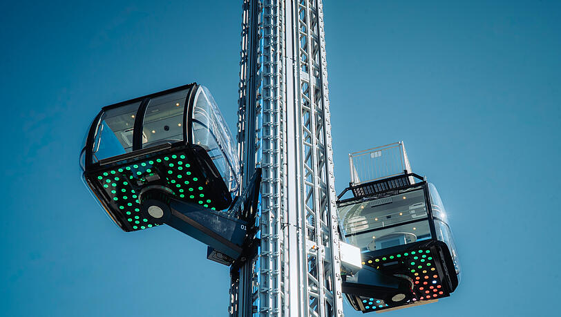 Wer hier mitfahren will, muss schwindelfrei sein: Mit dem Sky Lift fahren Besucher 70 Meter in die Höhe.