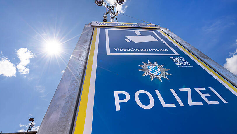 Der mobile Videoturm der Polizei am Stachus. Seit Mitte 2025 steht er hier und soll zur Aufklärung von Kriminalität beitragen. Der mobile Videoturm der Polizei am Stachus. Seit Mitte 2025 steht er hier und soll zur Aufklärung von Kriminalität beitragen.