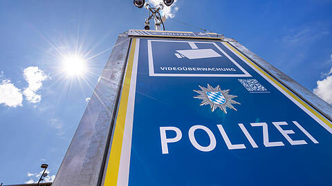 Der mobile Videoturm der Polizei am Stachus. Seit Mitte 2025 steht er hier und soll zur Aufkl&auml;rung von Kriminalit&auml;t beitragen.