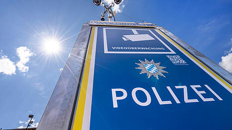 Der mobile Videoturm der Polizei am Stachus. Seit Mitte 2025 steht er hier und soll zur Aufkl&auml;rung von Kriminalit&auml;t beitragen.