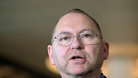 Verdi-Chef Frank Werneke setzt auf den Druck der Stra&szlig;e.