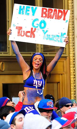 "Hey Brady, go Tuck yourself," meint diese jung Dame. Tom Brady ist der Star-Quarterback der New England Patriots, die den Giants am Sonntag unterlagen. Justin Tuck verteidigt bei den Giants.