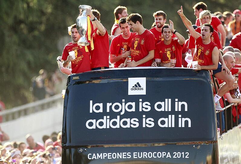 Um 21.30 Uhr endete die Reise der Europameister am 
Cibeles-Brunnen, wo sie den enthusiastischen Anhängern, die sie mit 
&bdquo;Campeones&ldquo;-Rufen empfingen, den silbernen Pokal präsentierten.