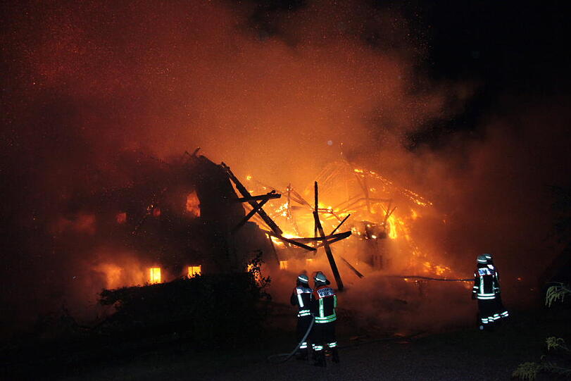 Feuerwehreinsatz in der Nacht zum Dienstag in Heldenstein: Ein Blitzschlag hat das Anwesen in Brand gesetzt. Es entstand ein Schaden in Höhe von einer halben Million Euro. Die Bilder vom Einsatz...