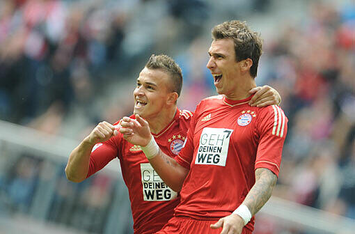 Xherdan Shaqiri und Mario Mandzukic jubeln über ein Tor gegen Mainz. Bei einem vollen Erfolg über Hoffenheim würden die Bayern einen neuen Startrekord aufstellen.