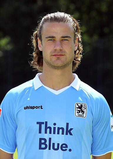 YANNICK STARK, Note 2: Die ordnende Hand im Löwen-Mittelfeld. Wieder einmal Abräumer und Antreiber zugleich.