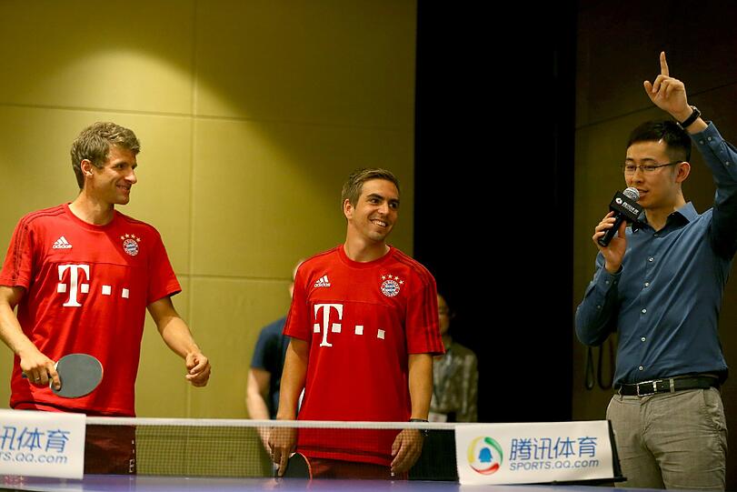 Thomas Müller und Philipp Lahm haben Spaß beim Tischtennis. Die Bilder!